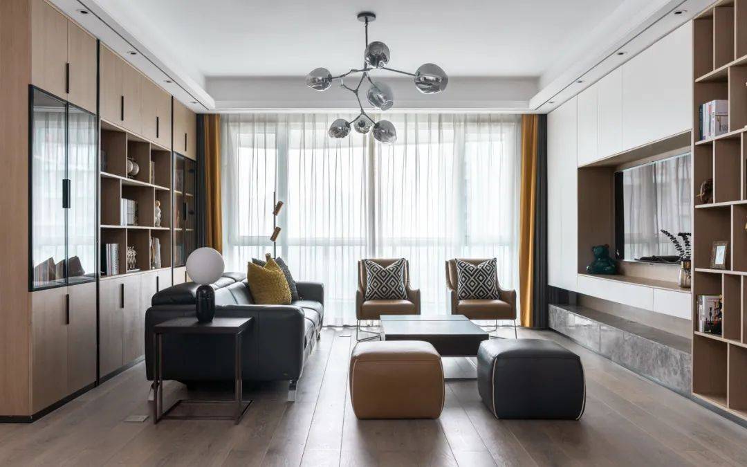 长安城 142㎡ 现代简约，现代舒适的空间，搭配灰色皮革家具，简约优雅又舒适